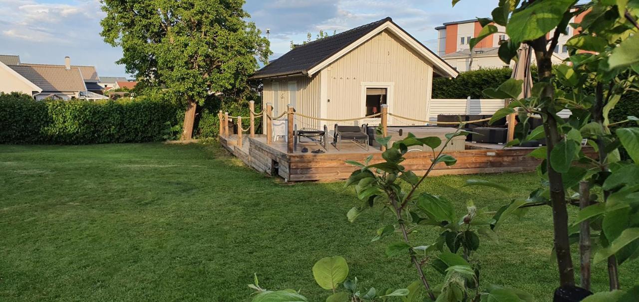 Gaesthus I Lugnt Omrade. 3Km Fran Oerebro Slott Villa Exterior photo