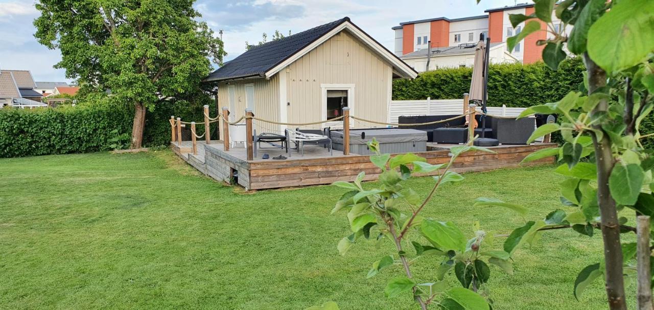 Gaesthus I Lugnt Omrade. 3Km Fran Oerebro Slott Villa Exterior photo